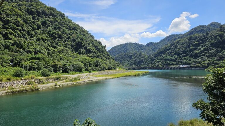 天輪白冷吊橋橋面眺望大甲溪與馬鞍壩碧綠水色