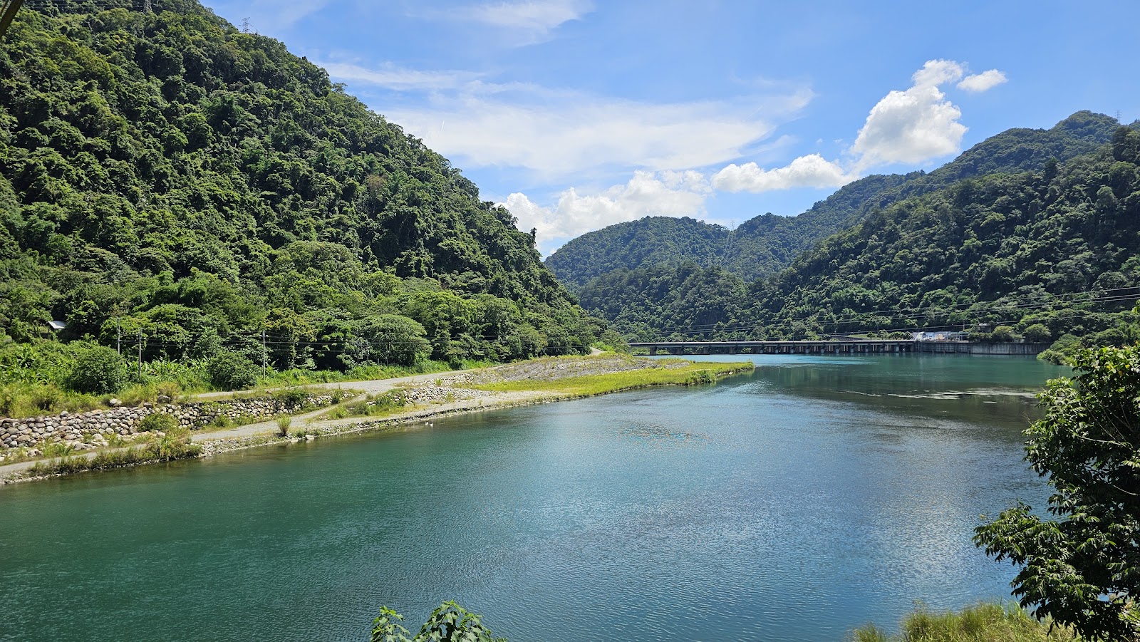 天輪白冷吊橋橋面眺望大甲溪與馬鞍壩碧綠水色