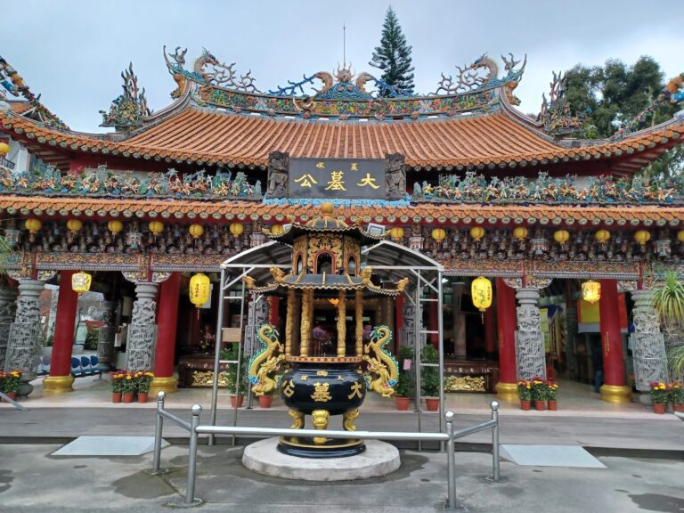 土城義塚大墓公廟埕正面，古樸廟宇建築與精緻剪黏裝飾