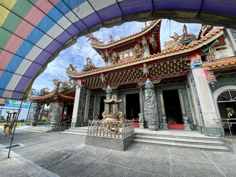 台中南屯萬和宮正殿外觀，彩色帆篷與傳統閩南廟宇建築