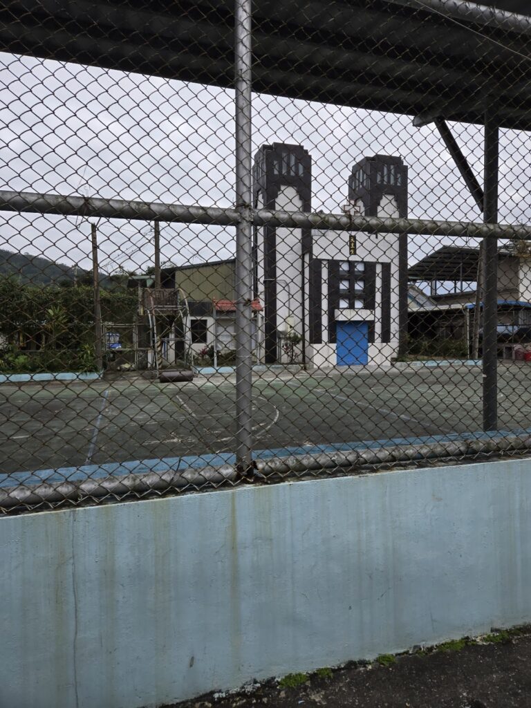 花蓮萬榮鄉馬遠部落聚會所戶外空地，圍籬與部落建築