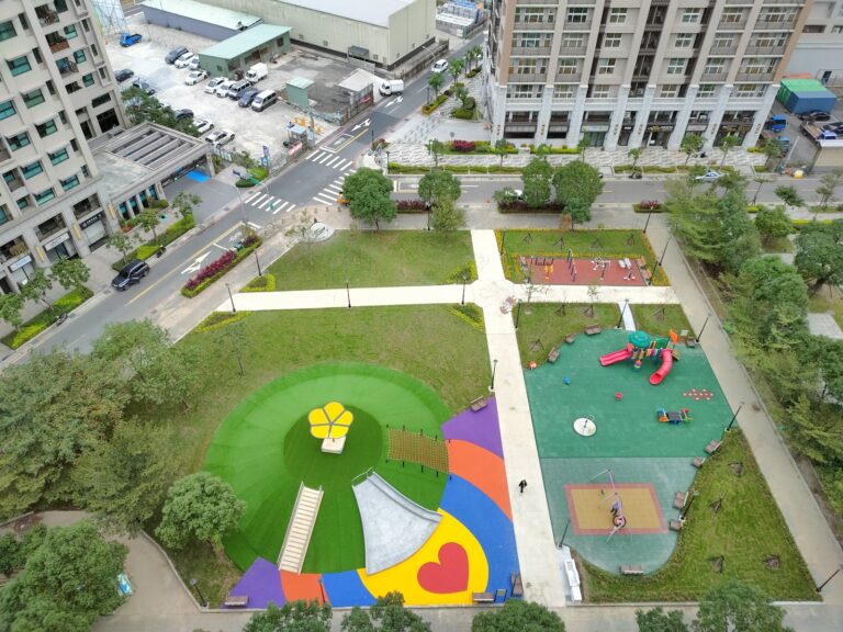 芳洲公園空拍全景,山丘溜滑梯與遊樂設施一覽無遺