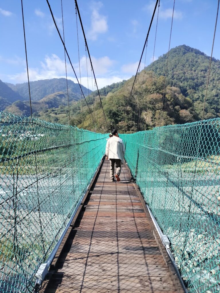 象鼻吊橋木棧步道,行人凌空行走,兩側綠色安全防護網,苗栗泰安象鼻古道