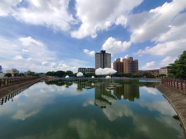 桃園八德西坡埤塘生態公園 白色雲朵裝置藝術 埤塘倒影 一日遊攻略2026