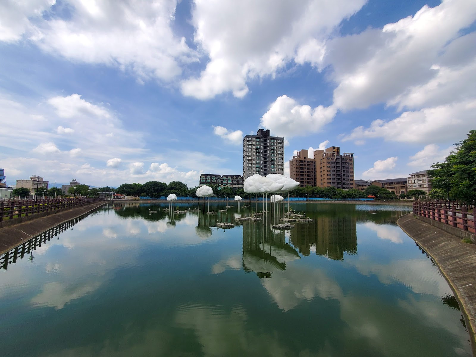 桃園八德西坡埤塘生態公園 白色雲朵裝置藝術 埤塘倒影 一日遊攻略2026
