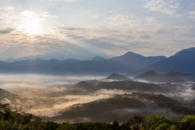 南投魚池月牙灣清晨雲霧繚繞山谷日出景色