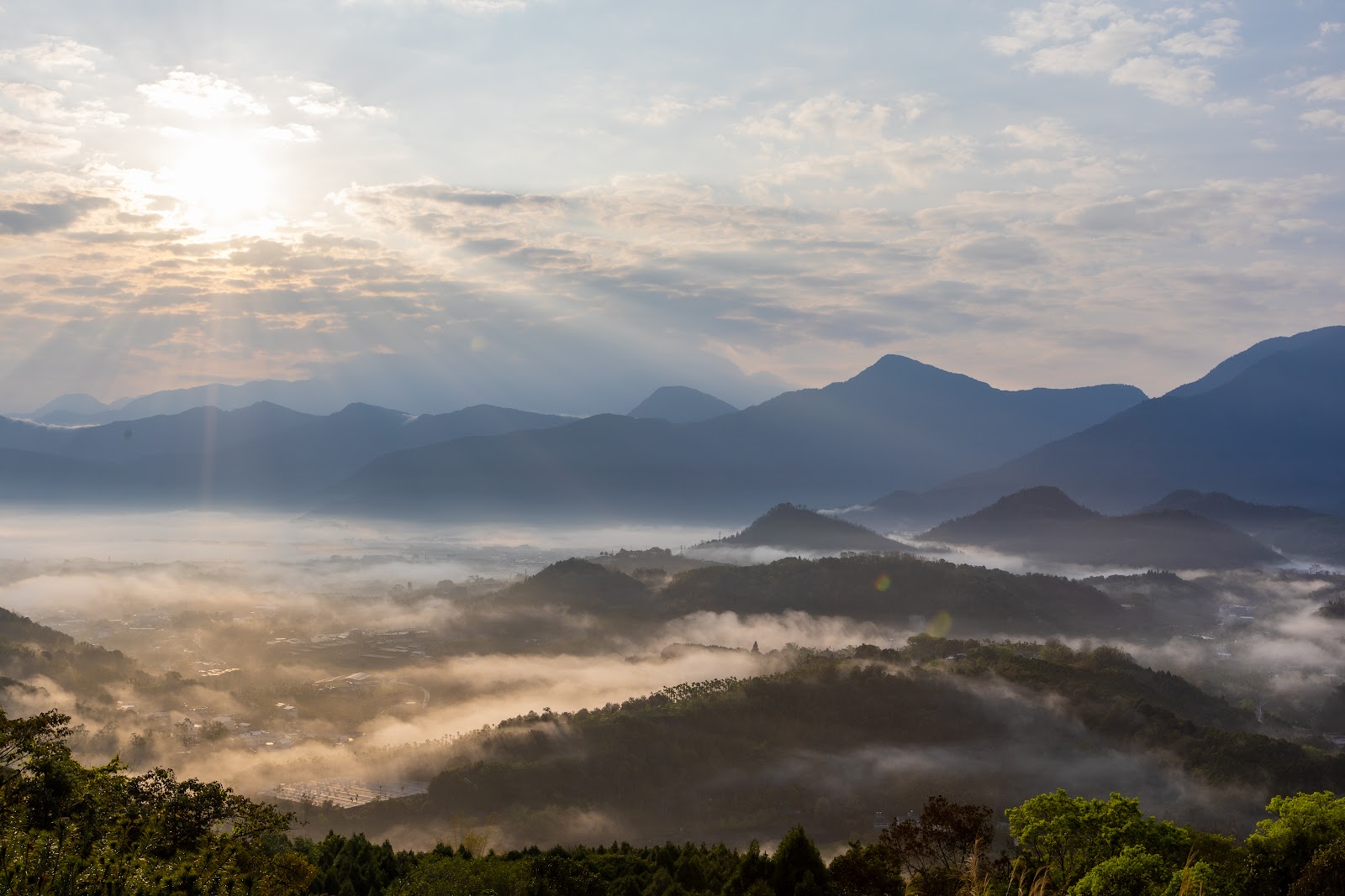 南投魚池月牙灣清晨雲霧繚繞山谷日出景色