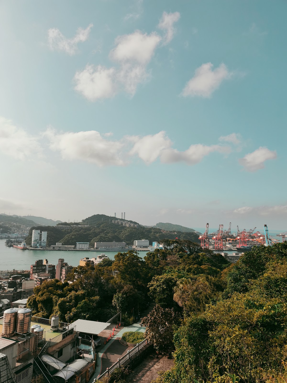 中正公園俯瞰基隆港貨櫃碼頭與山巒