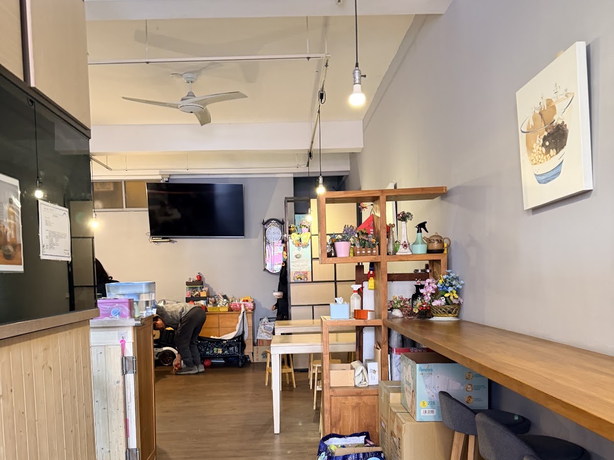 湘傳豆花店內用餐區,木質吧檯與高腳椅座位