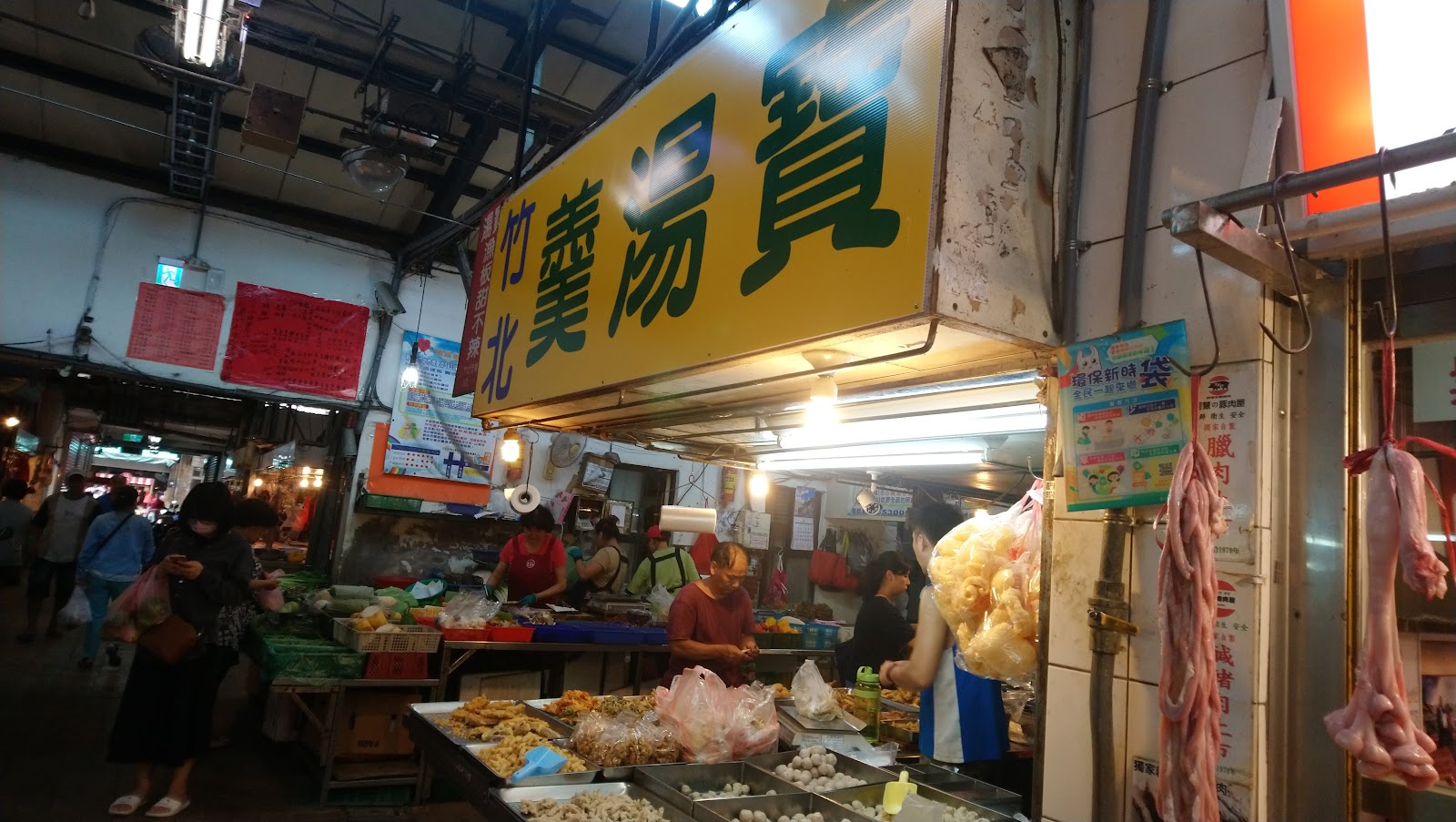 竹北公有零售市場內部走道,攤販林立人潮眾多