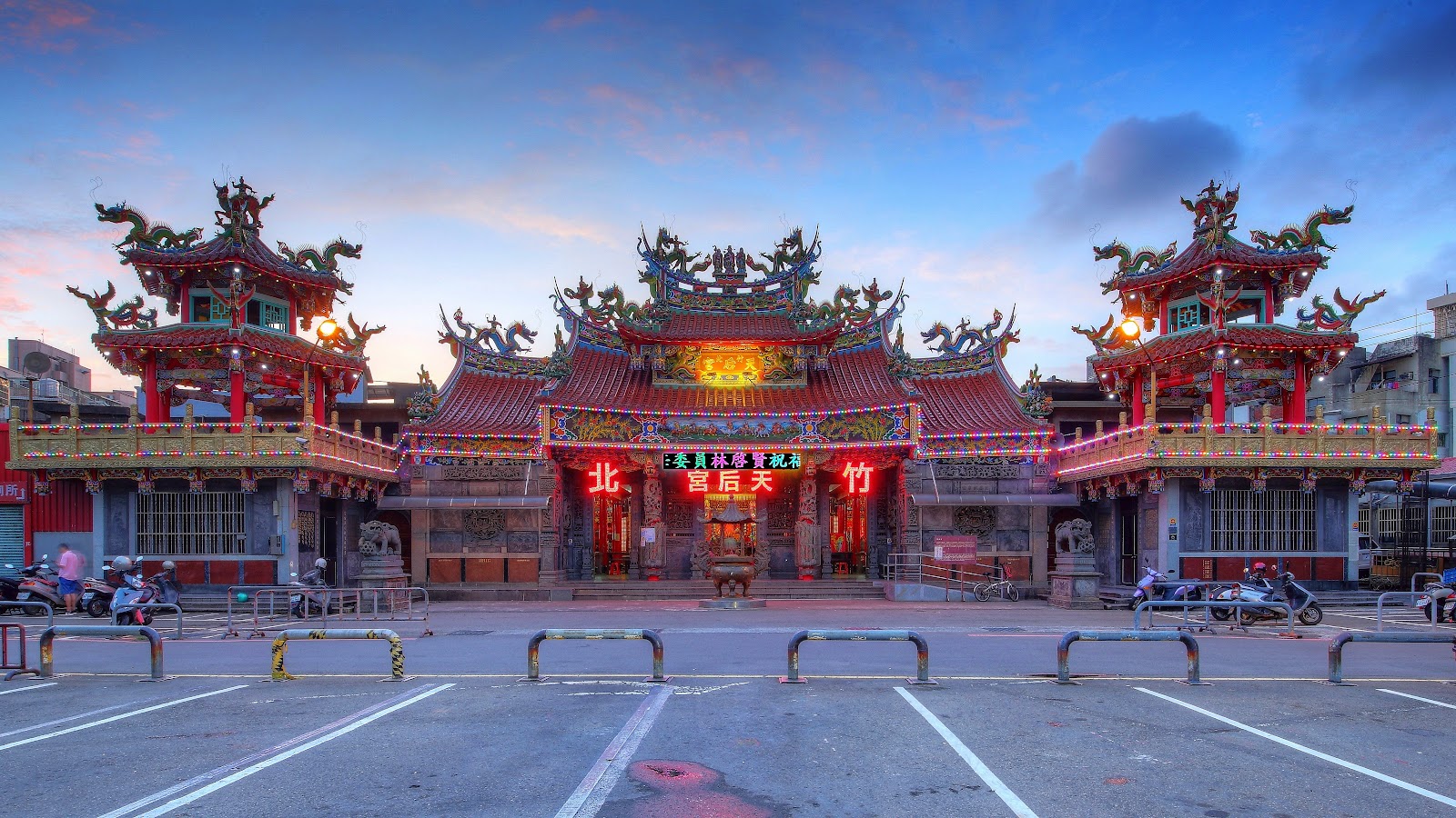 竹北天后宮傍晚點燈全景,天空呈現藍紫色晚霞