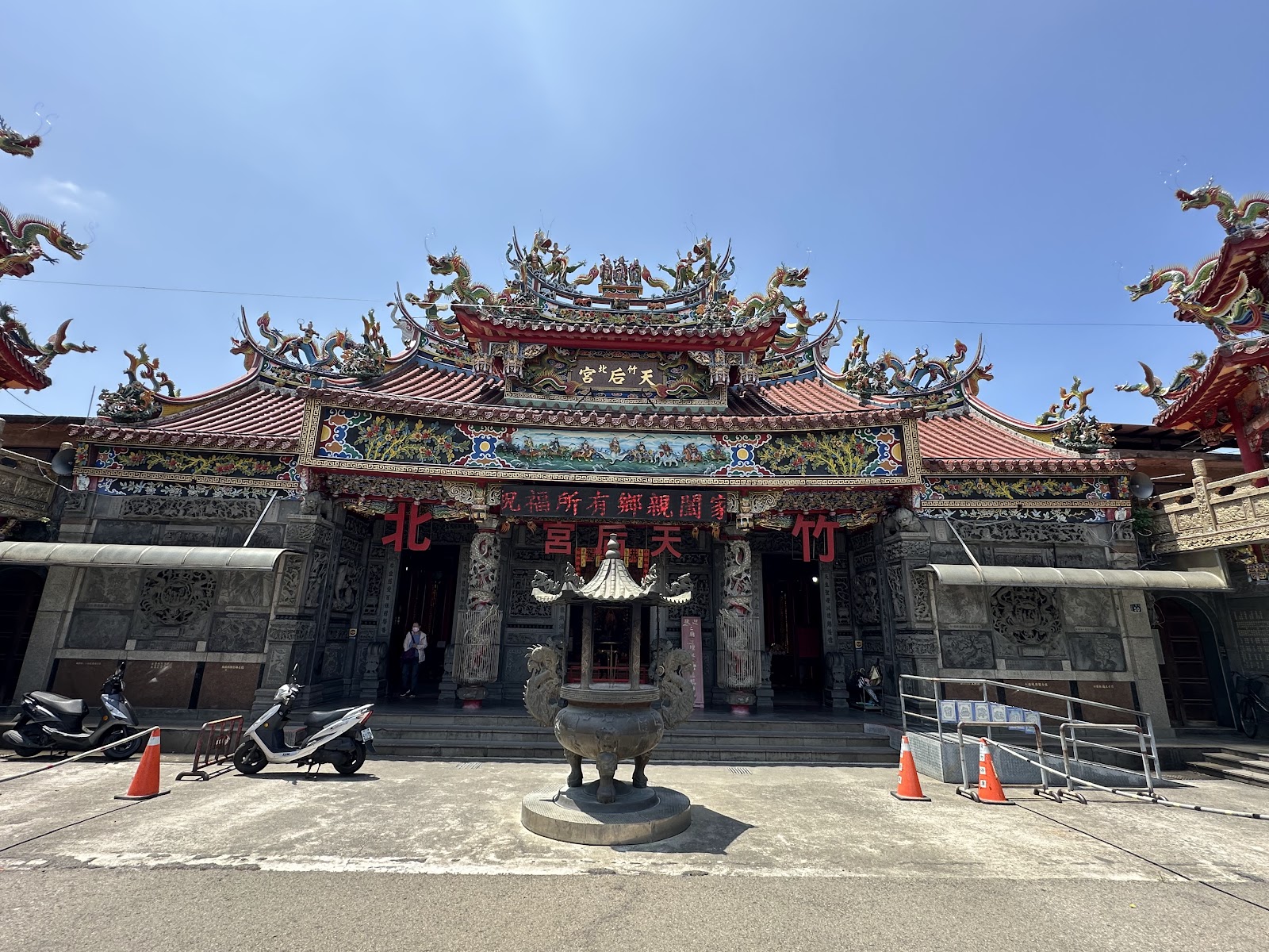 竹北天后宮正面廟埕全景，含香爐與廟埕廣場