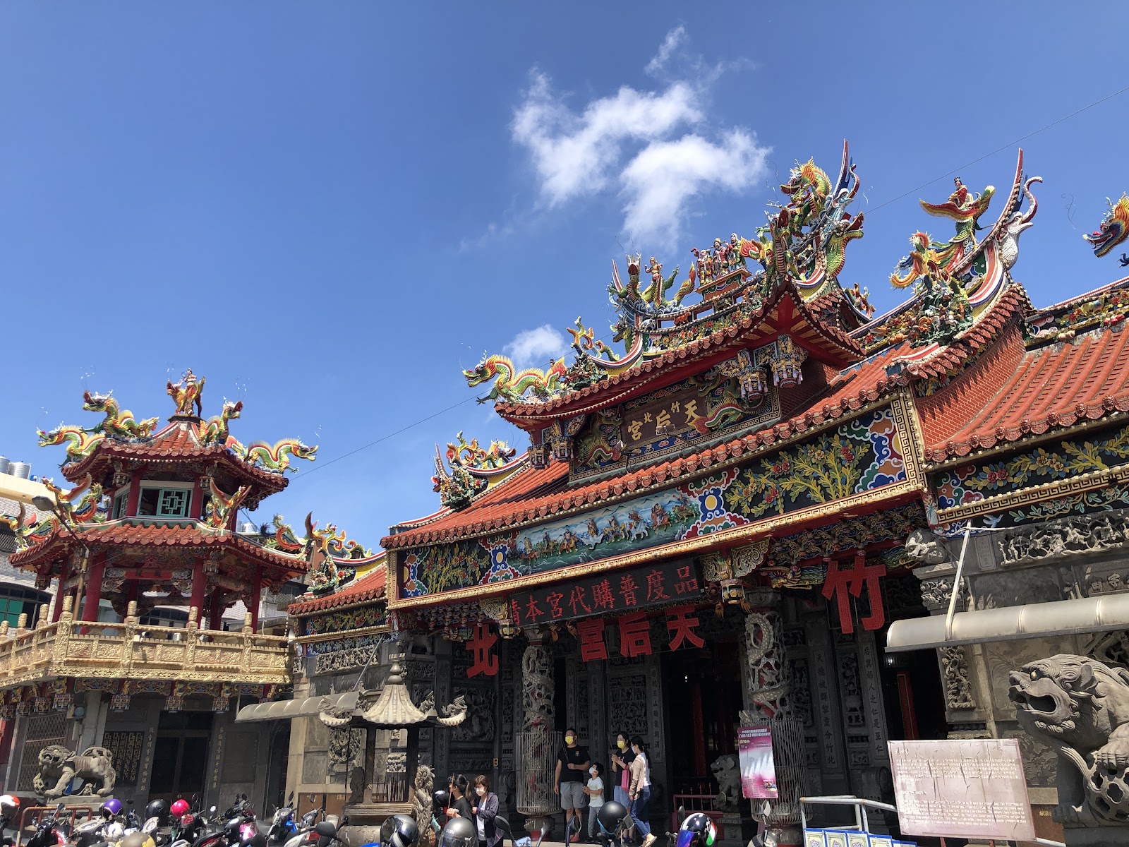 竹北天后宮屋脊交趾陶剪黏特寫,藍天白雲背景