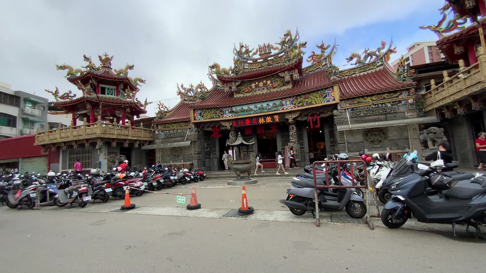 竹北天后宮外觀街景,廟前停滿機車