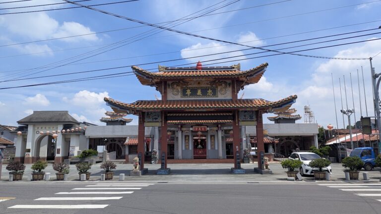 六堆忠義亭牌樓正面，廟埕停車空間開闊