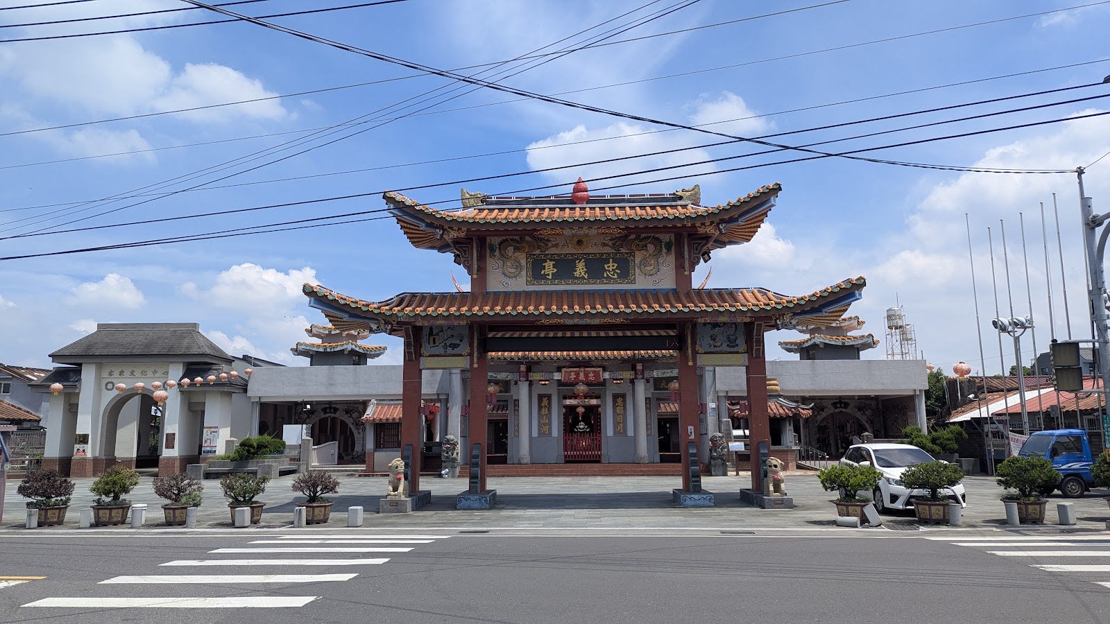 六堆忠義亭牌樓正面，廟埕停車空間開闊