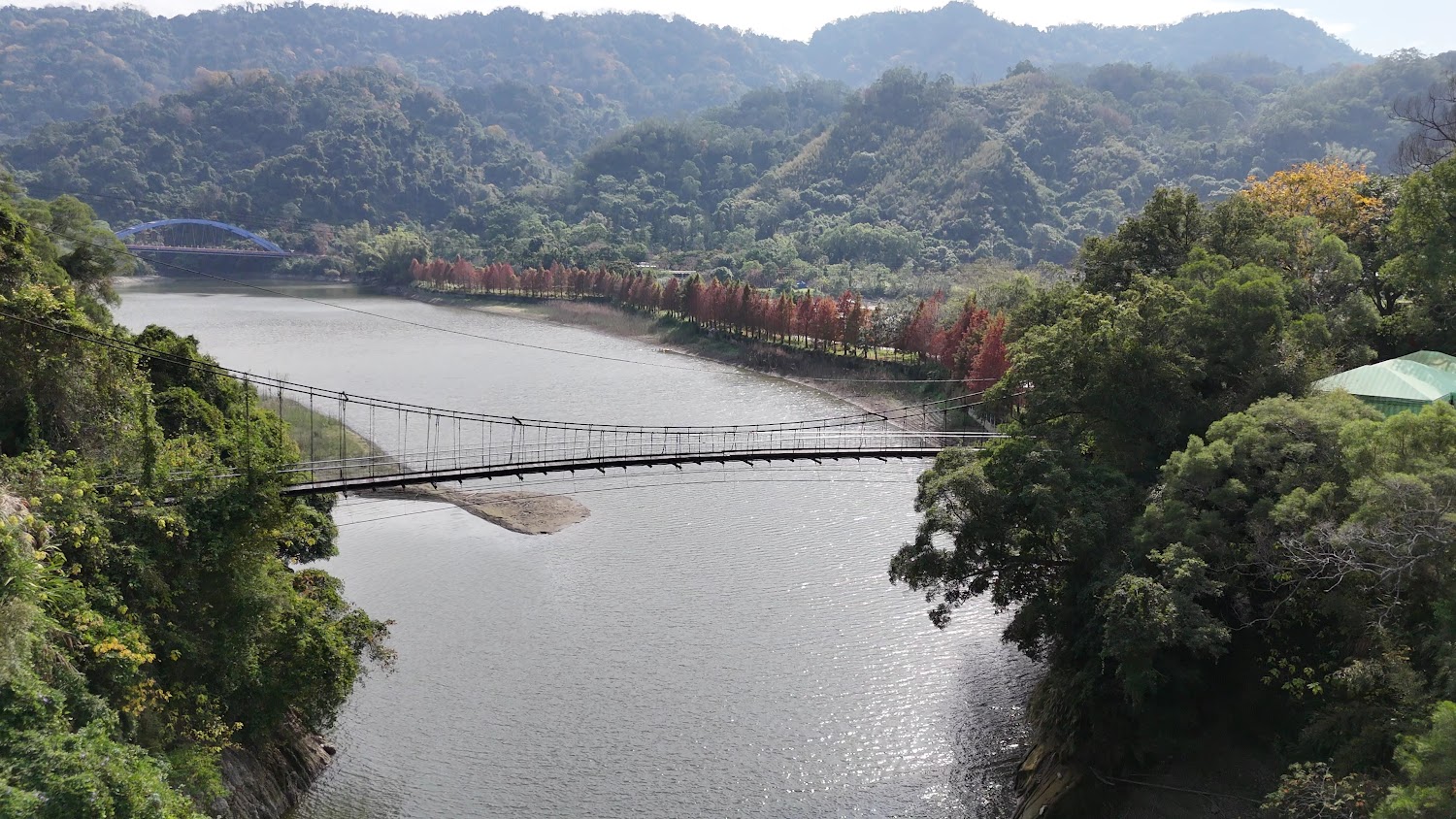 吊橋與群山湖景
