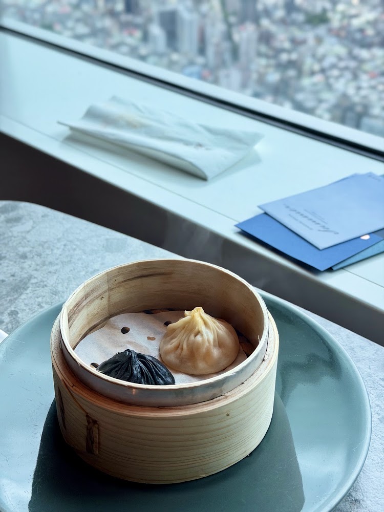 饗 A Joy 小籠包與高空城市景色同框，展現台灣味與景觀結合