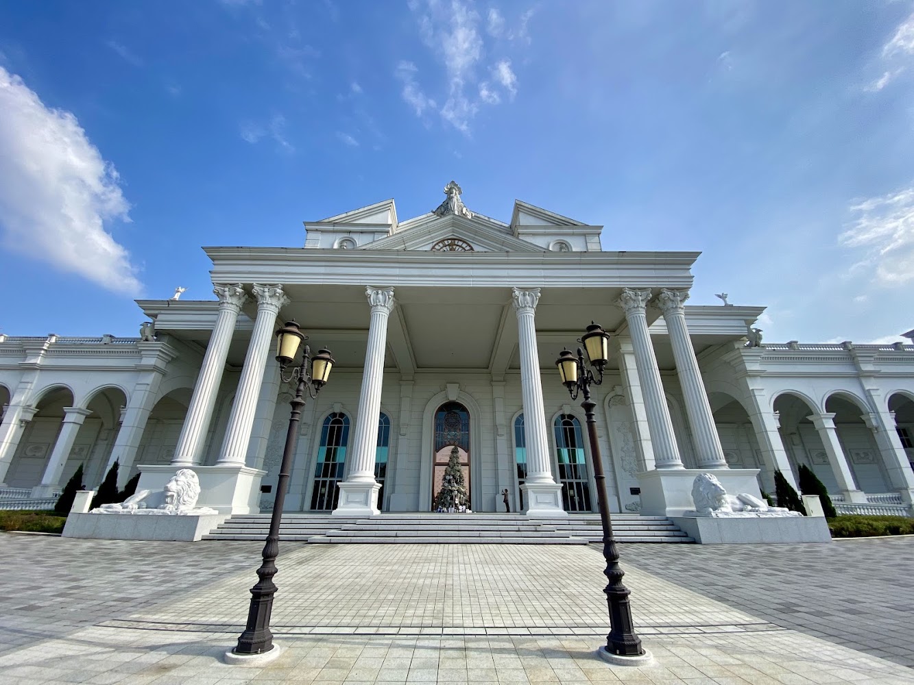 蓋婭莊園壯觀白色建築與圓柱樓梯