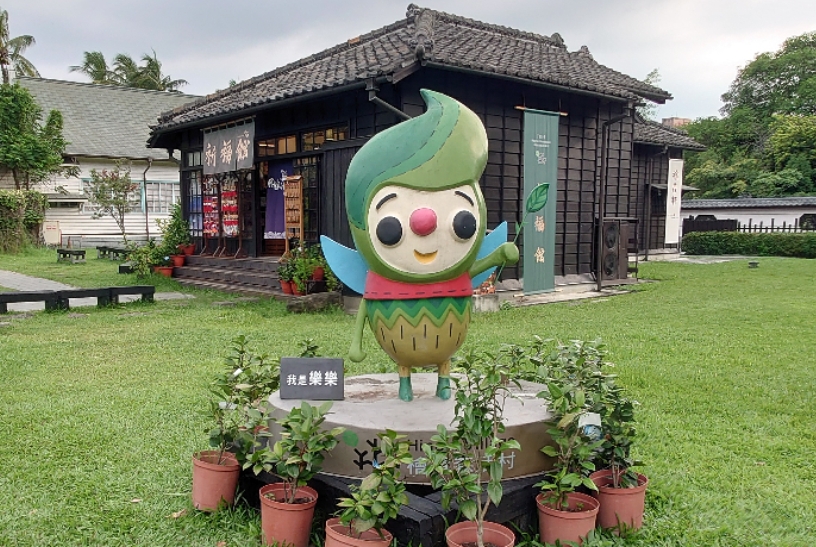 嘉義市草地上可愛吉祥物雕像與和風建築