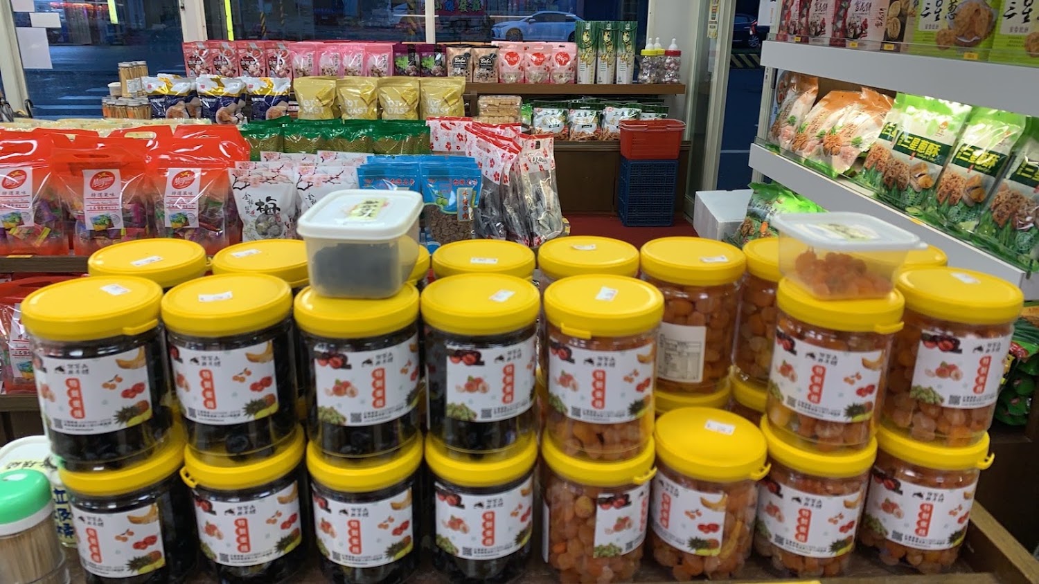 抹茶山伴手禮礁溪店內部零食與蜜餞陳列