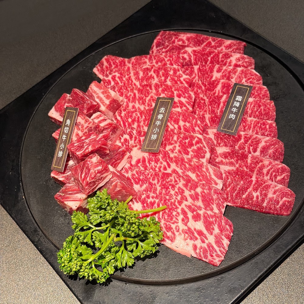 東山店多部位牛肉拼盤油花明顯。