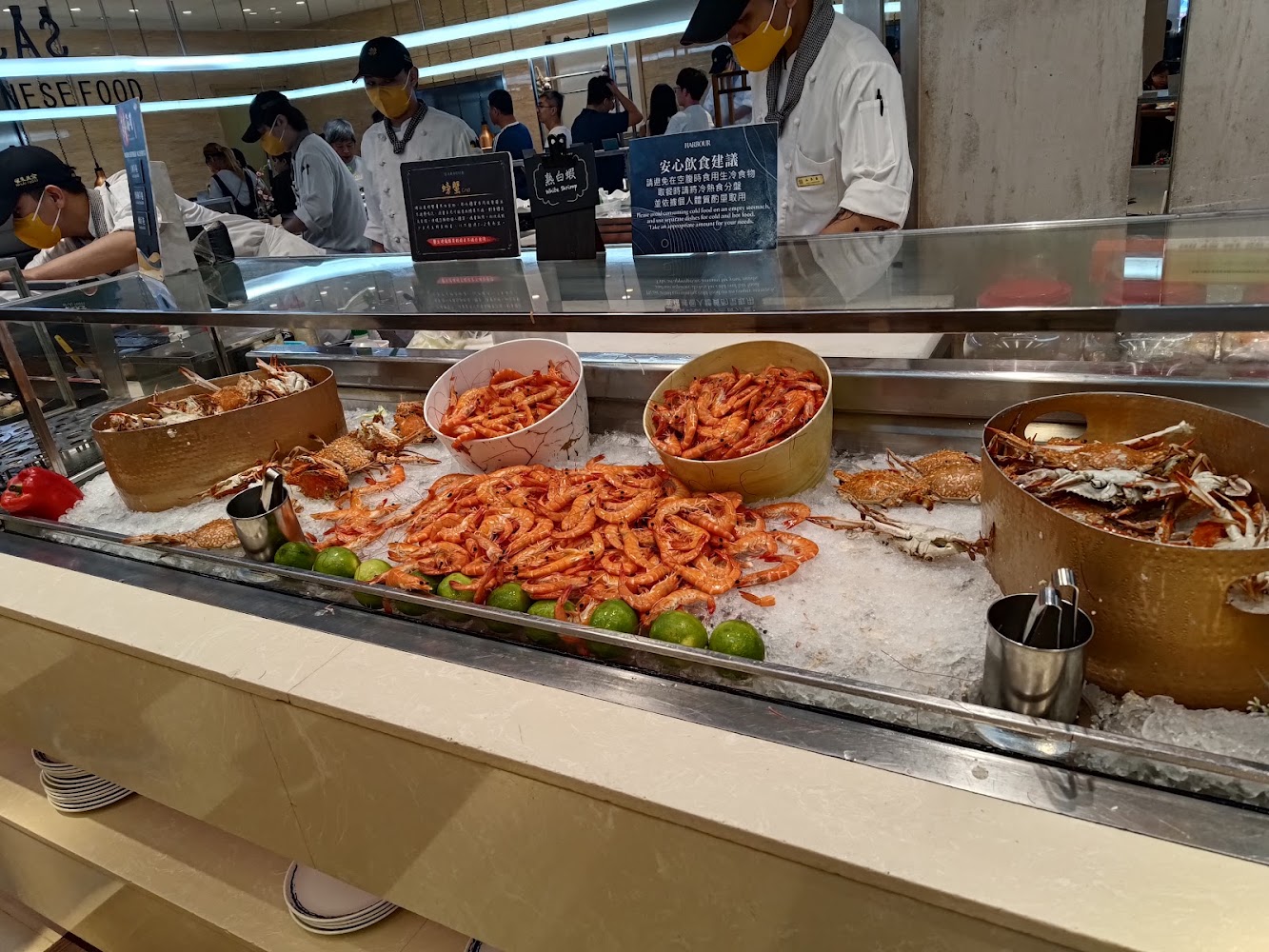 漢來海港台南南紡店海鮮冷盤區擺滿蝦子與螃蟹