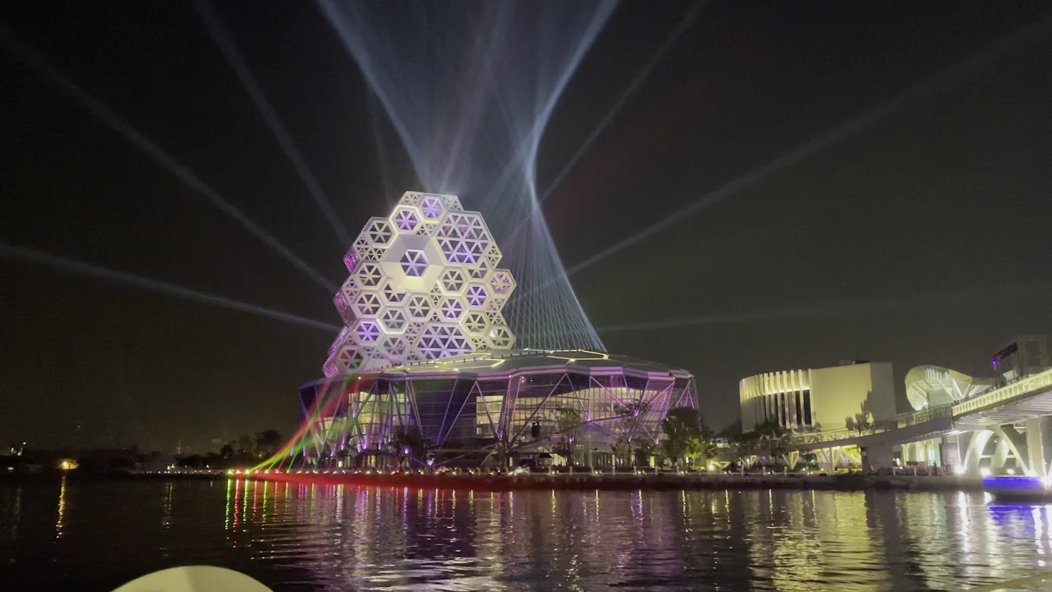 鯨魚堤岸夜晚現代建築與燈光特效