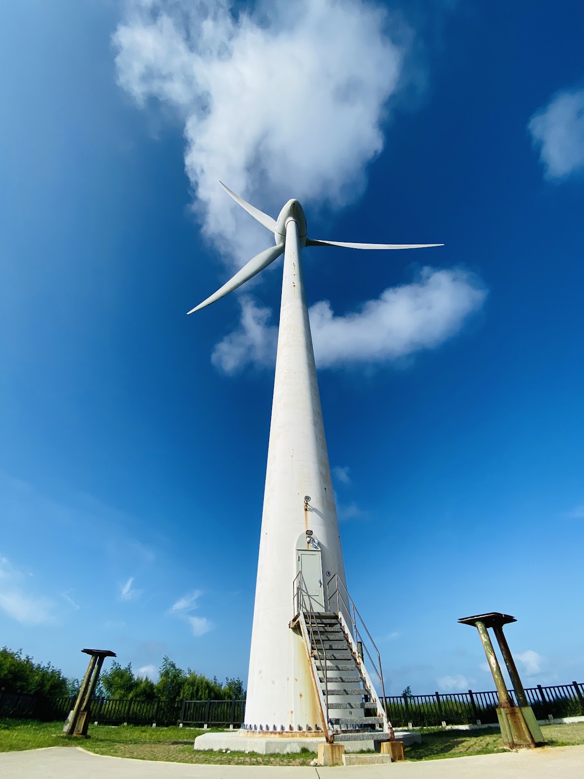 中屯風力園區白色風力發電機仰角特寫