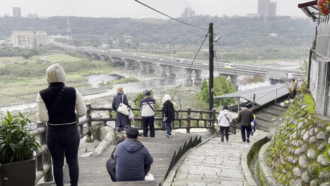 大溪老街附近步道石階與遠方橋景