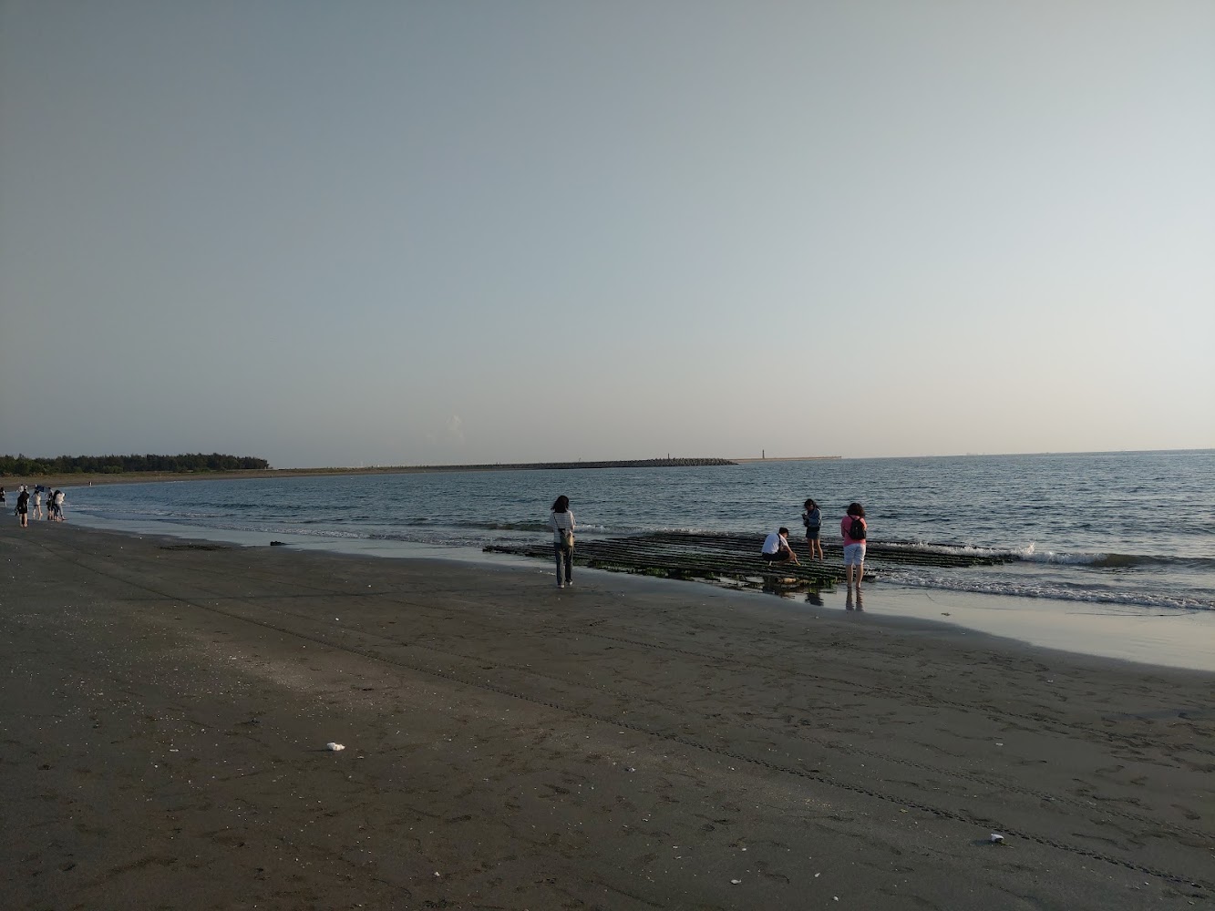 漁光島白天海灘與遊客