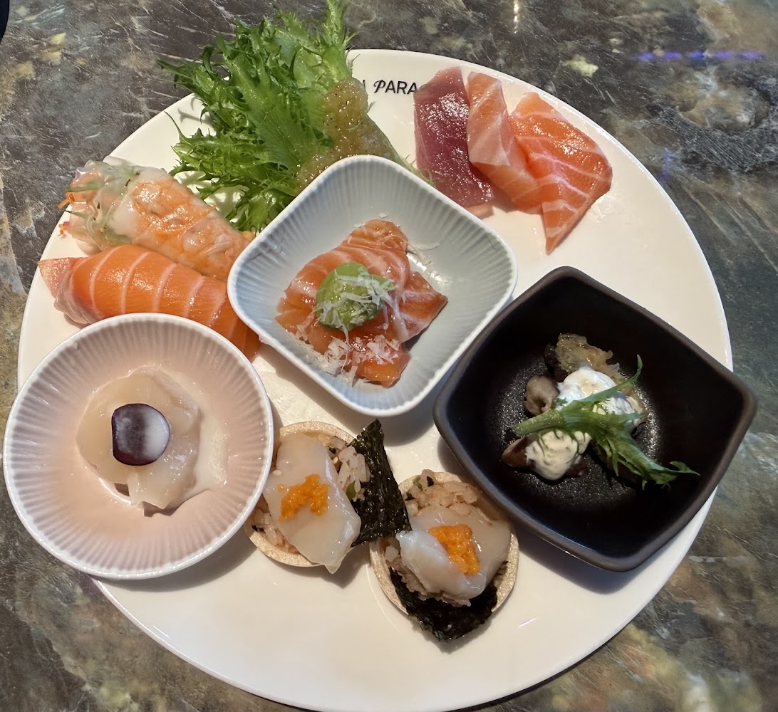 日式料理盤包含生魚片手卷壽司與干貝