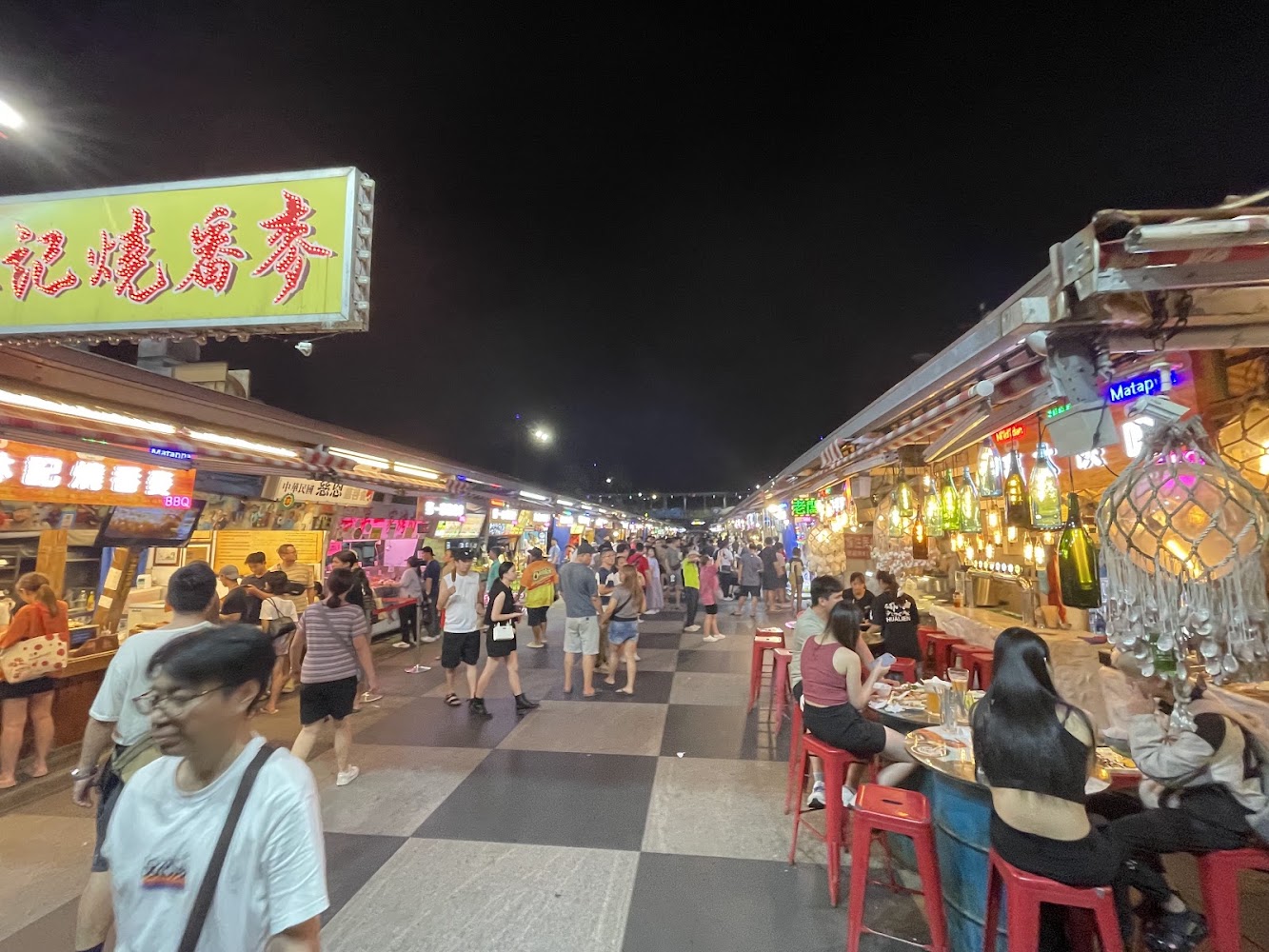 東大門夜市原住民一條街夜間人潮與招牌