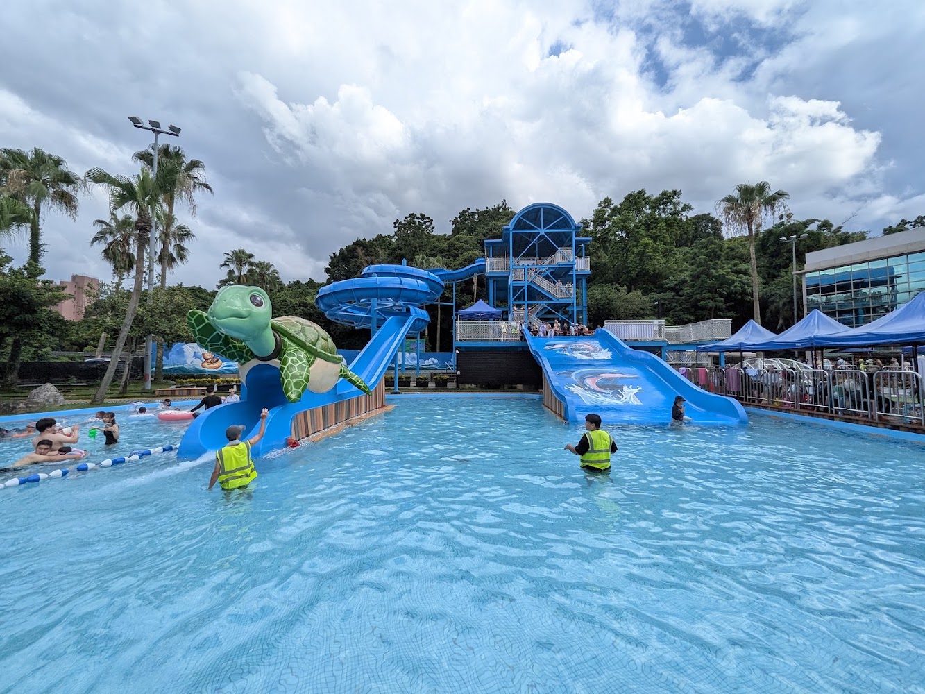 戶外水上樂園,有大型烏龜造型溜滑梯與藍色水滑梯