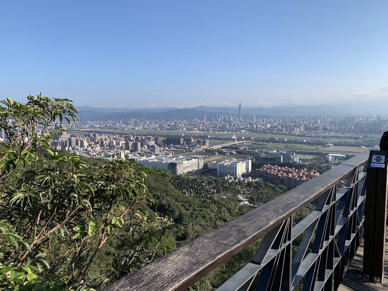 從觀景台俯瞰台北市區與台北101大樓