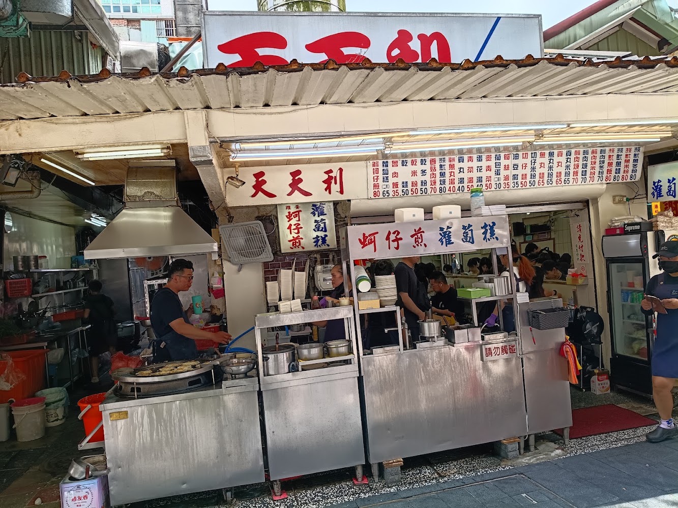 天天利美食坊攤位與排隊人潮