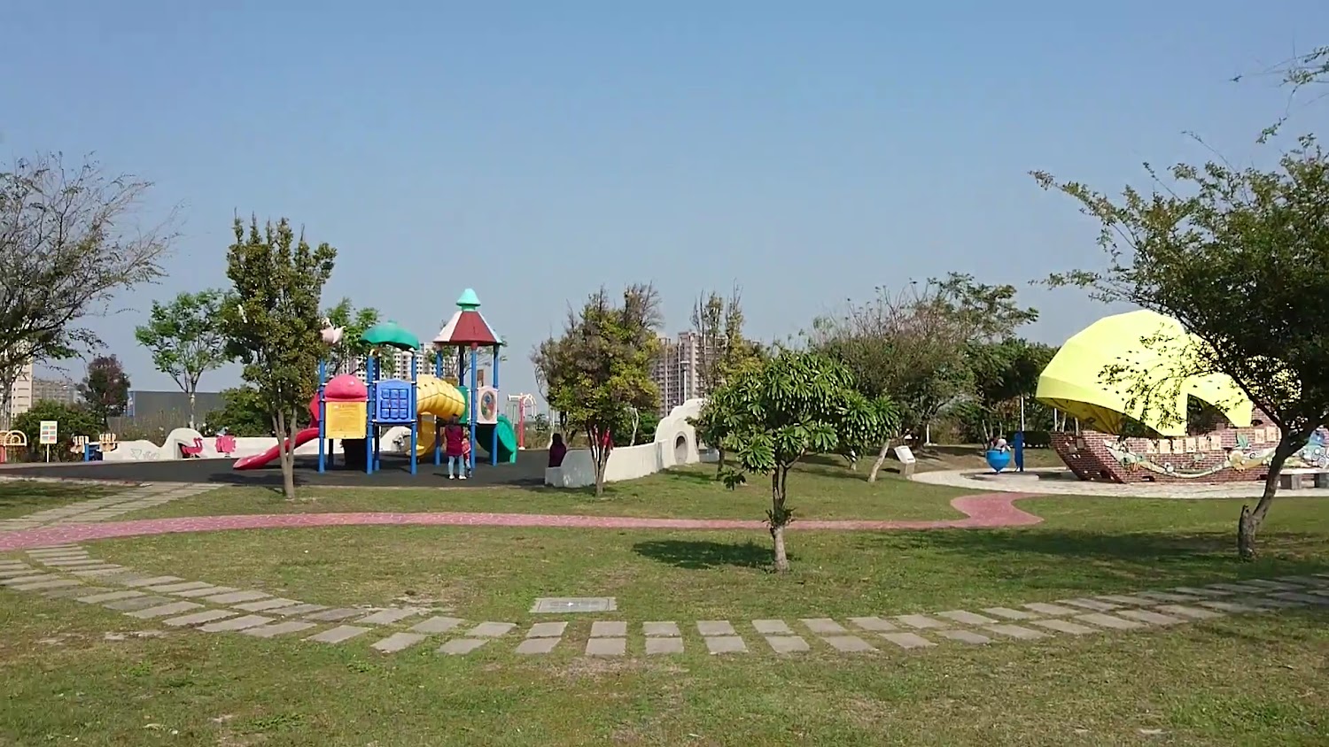 頂魚寮公園兒童遊戲場與草地