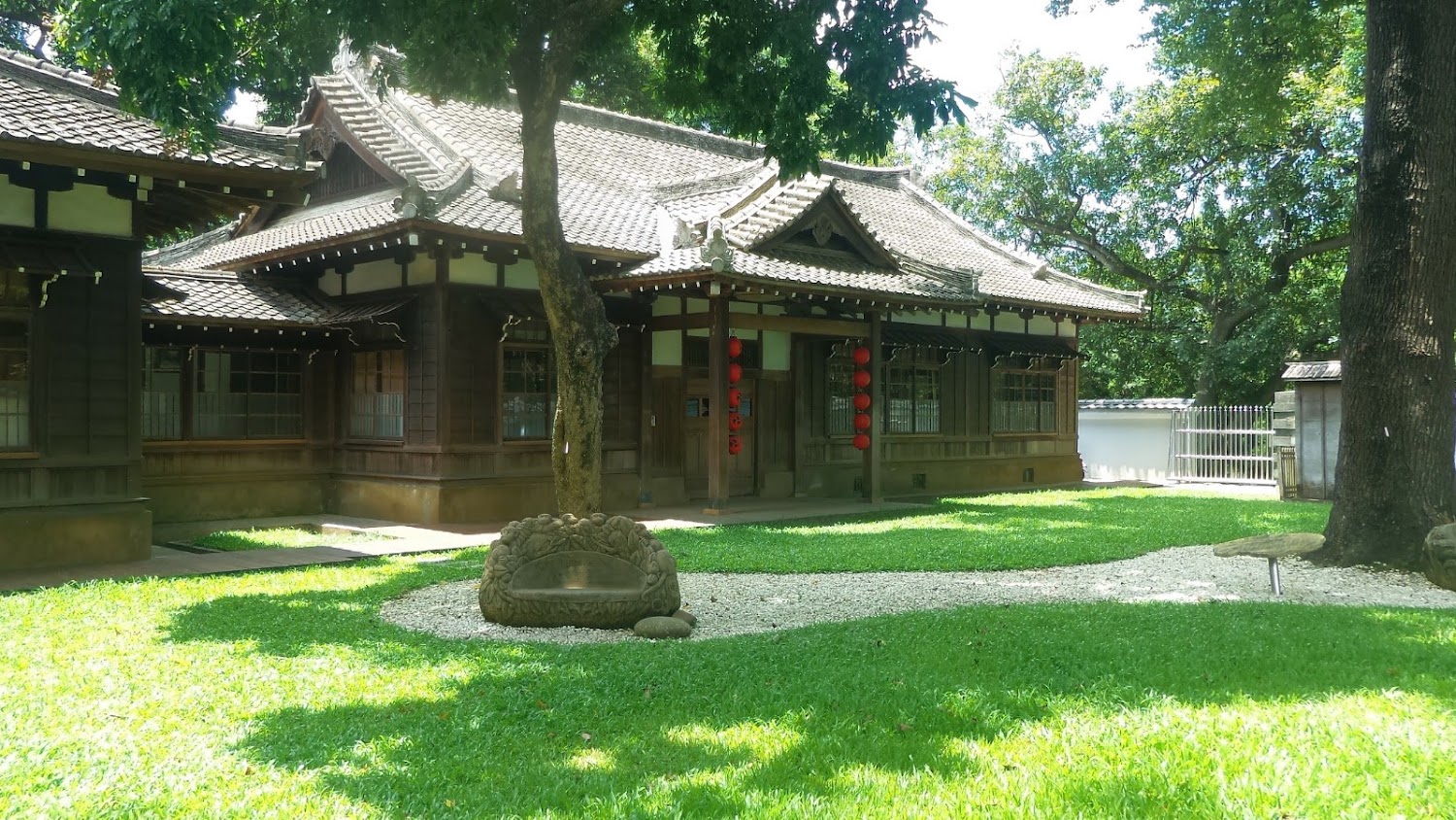 嘉義市日式傳統木造建築與草地燈籠
