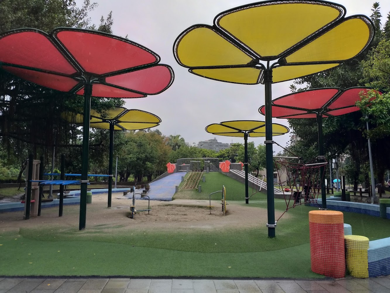 大型兒童遊戲場與花朵造型遮陽棚