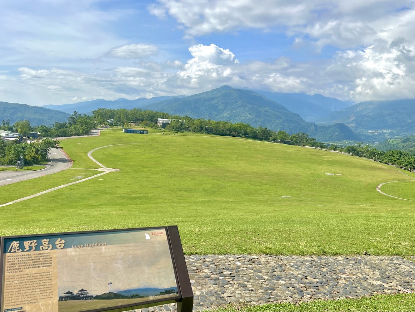 鹿野高台觀景台草原與解說牌