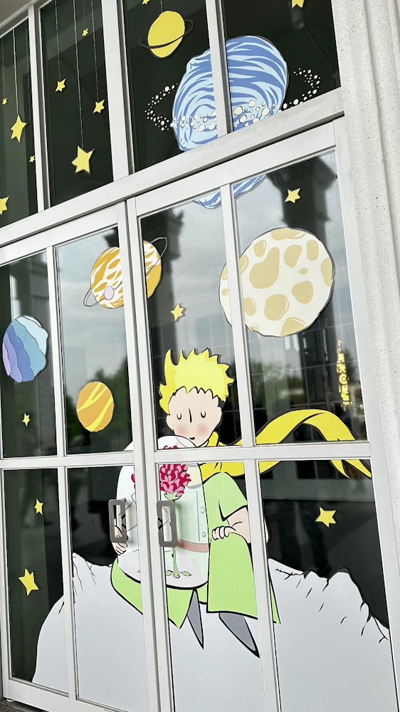 蓋婭莊園小王子坐在星球上手持玫瑰