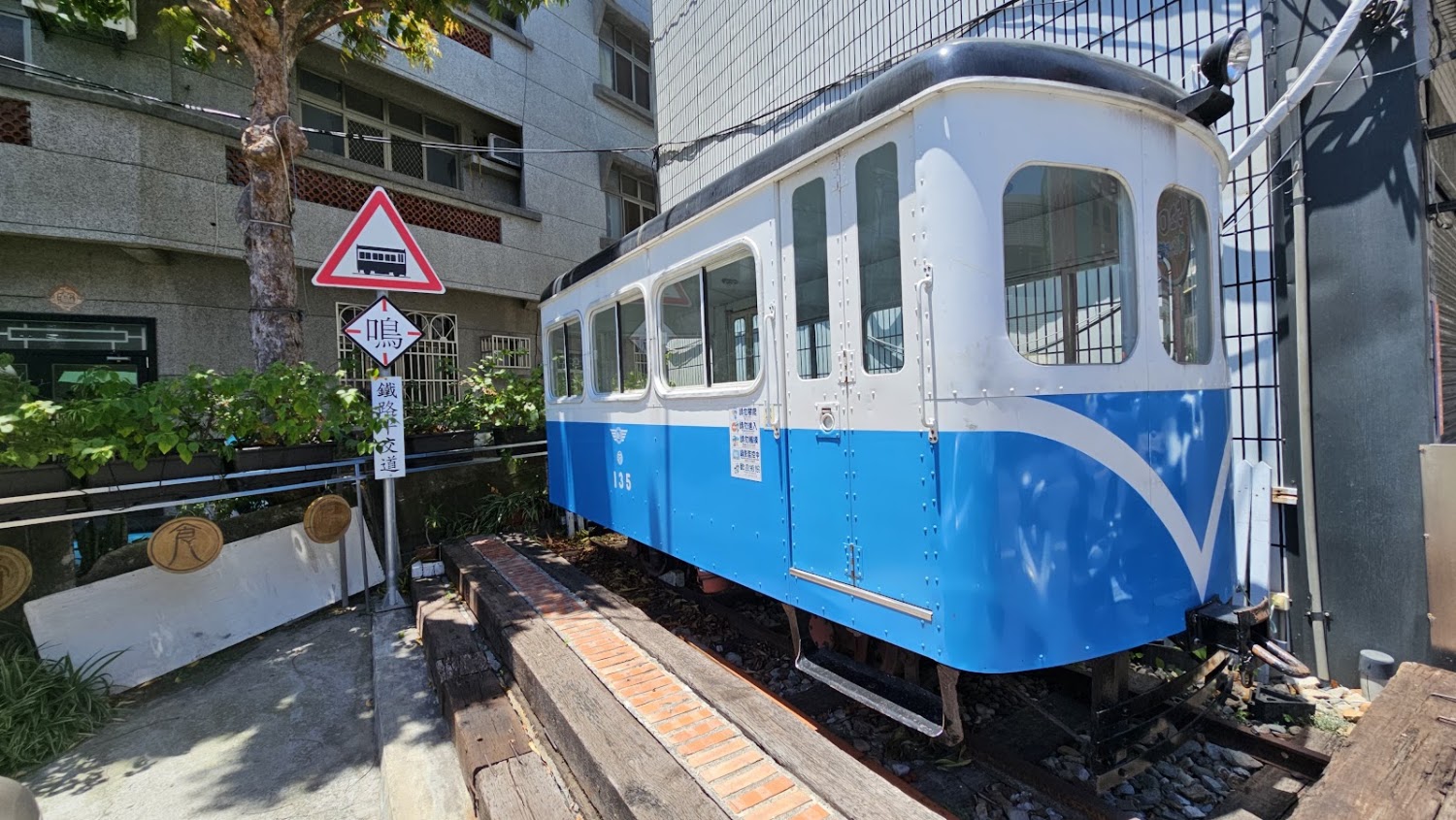 福井食堂戶外擺放藍白復古小火車車廂,充滿懷舊味