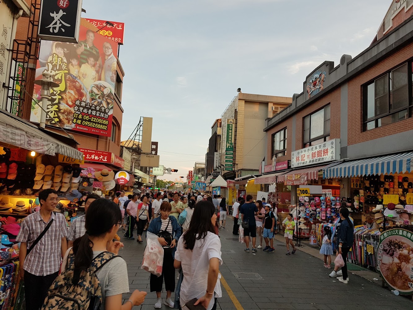安平老街熱鬧街道與攤販