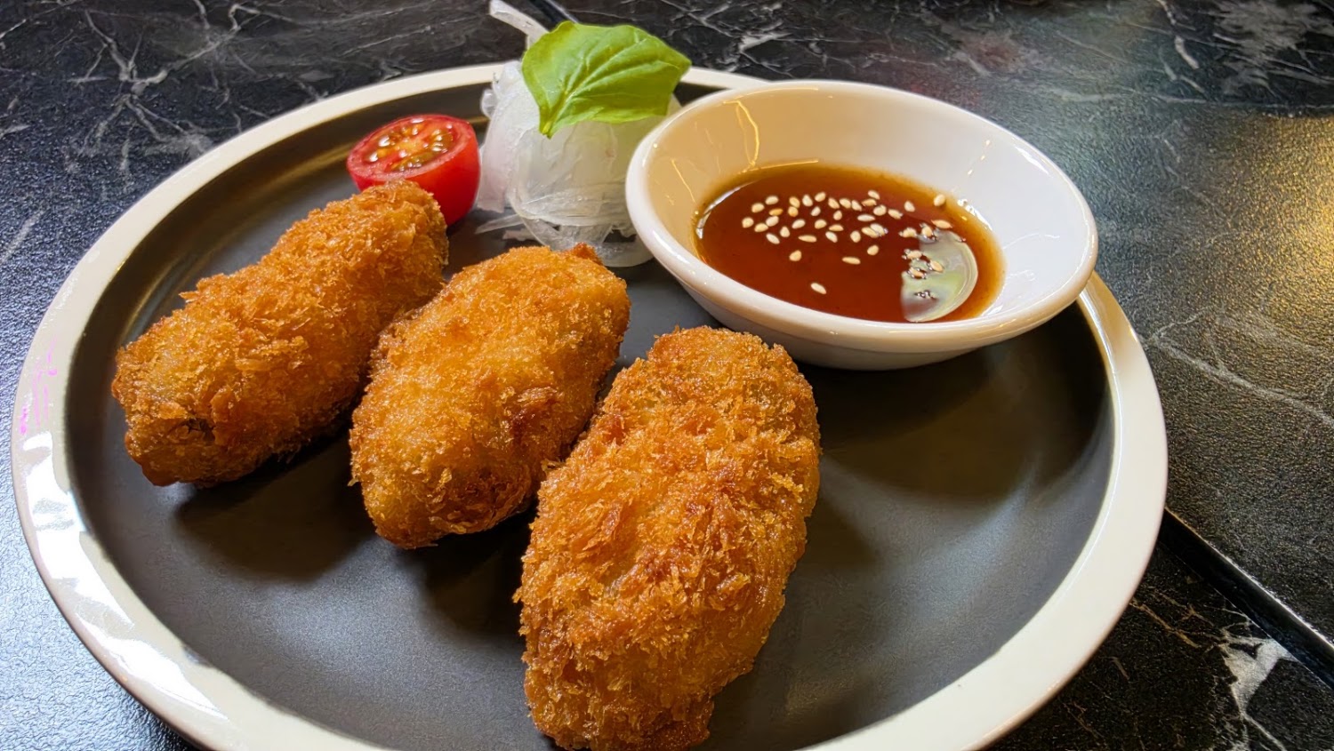 嘉啤酒餐酒館炸物小點與沾醬