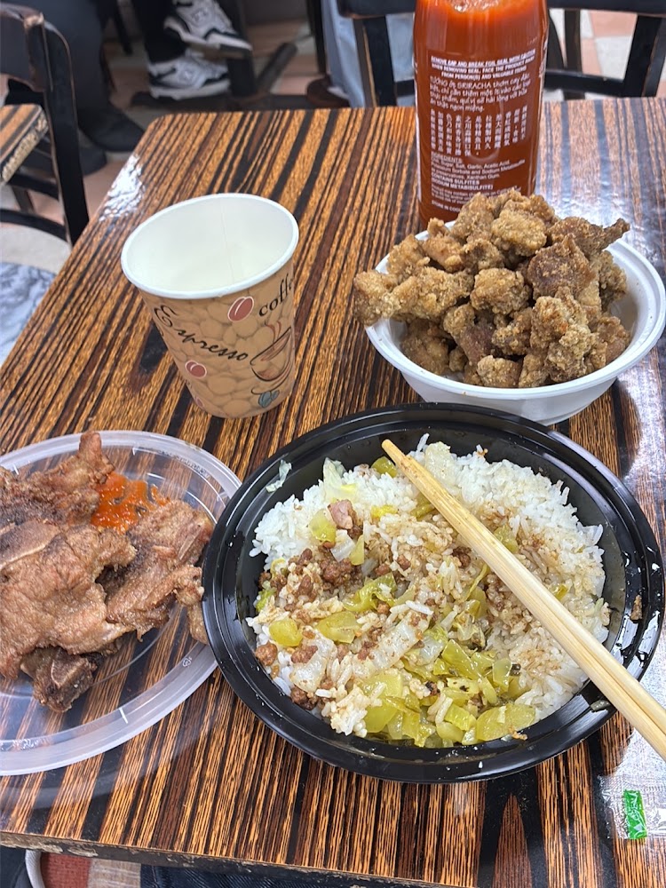 滷肉飯、炸排骨、鹽酥雞的一桌台式餐點