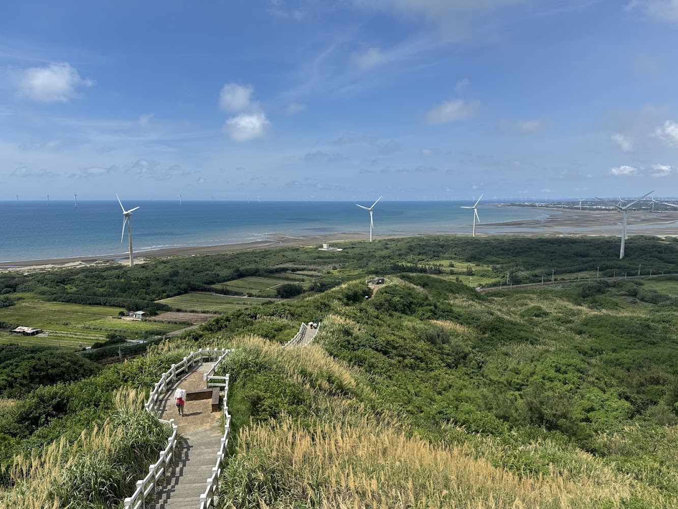 綠色山丘與海邊風車