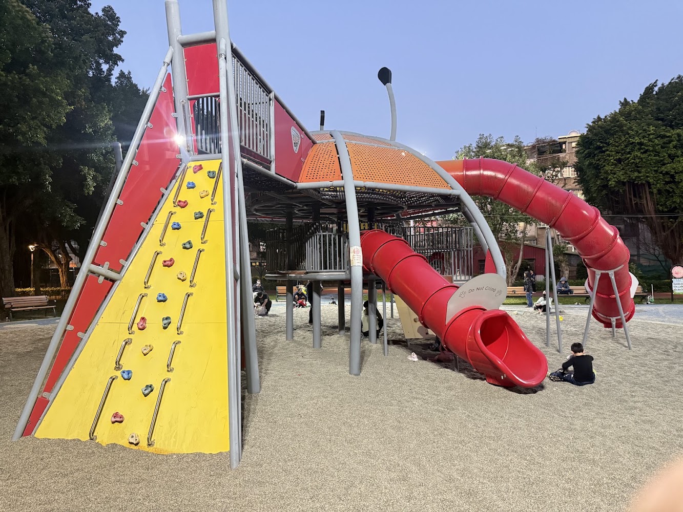 環河公園共融式招潮蟹遊戲場攀岩溜滑梯與平台