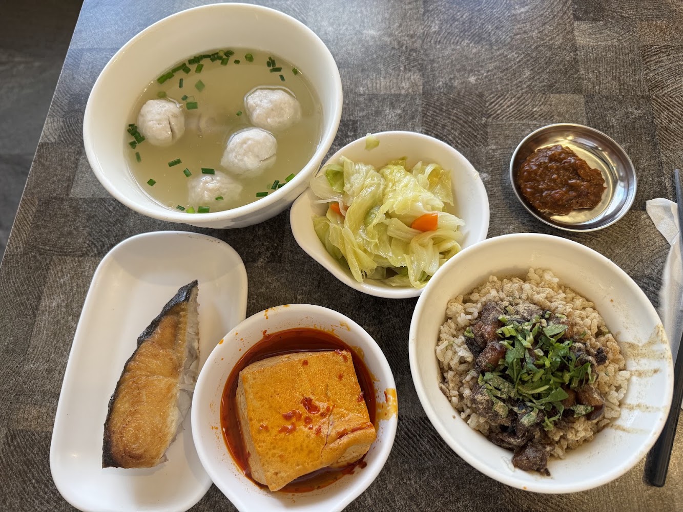 福泰飯桌滷肉飯與小菜套餐