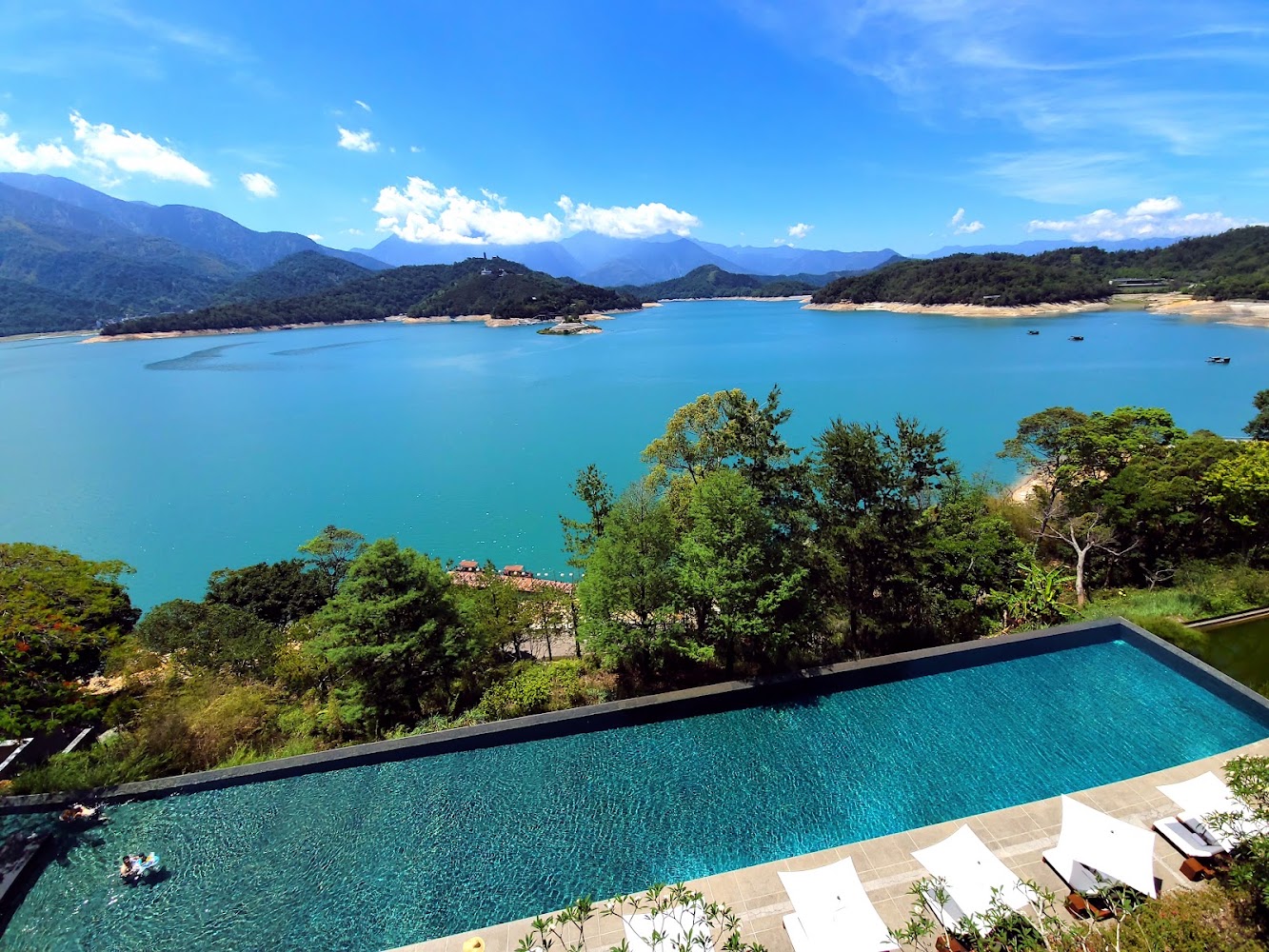 日月潭涵碧樓無邊際泳池與湖景