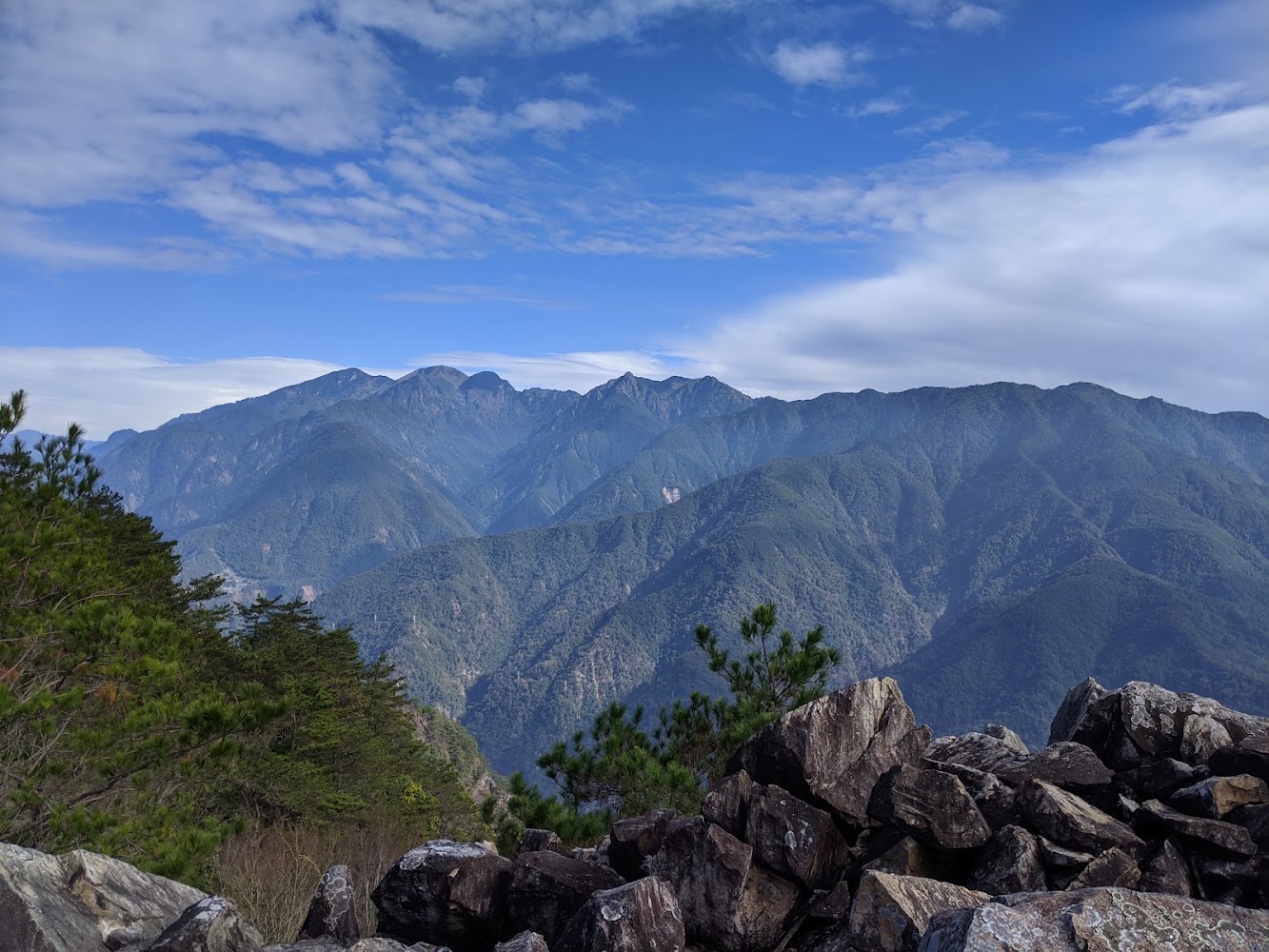 東卯山群峰視野與前景大石